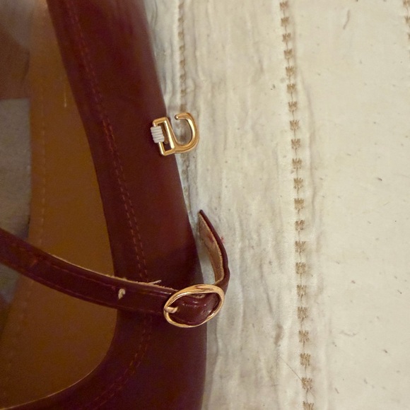 Elegant Burgundy Flats - Picture 5 of 9